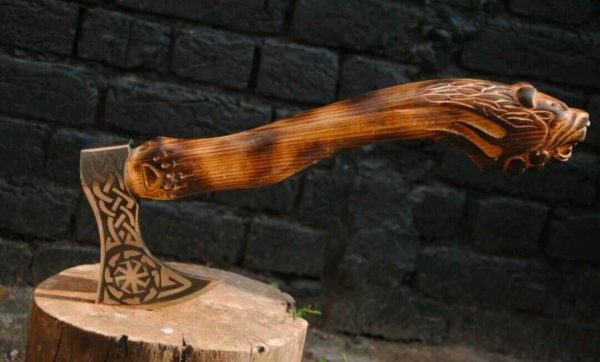 Etched Carbon Steel Blade Viking Axe Lion-Engraved Handle .